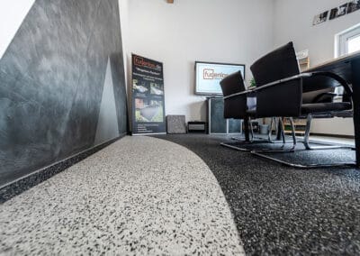 Büro - Boden mit Steinteppich und Wand mit Mikrozement -fugenlose wandbelaege und bodenbelaege