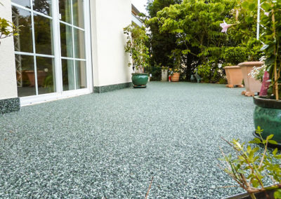 Steinteppich – fugenlos - naturstein - Bodenbelag fuer - terrasse - bad - kueche- wohnzimmer - Terrasse mit Steinteppich und Grünpflanzen