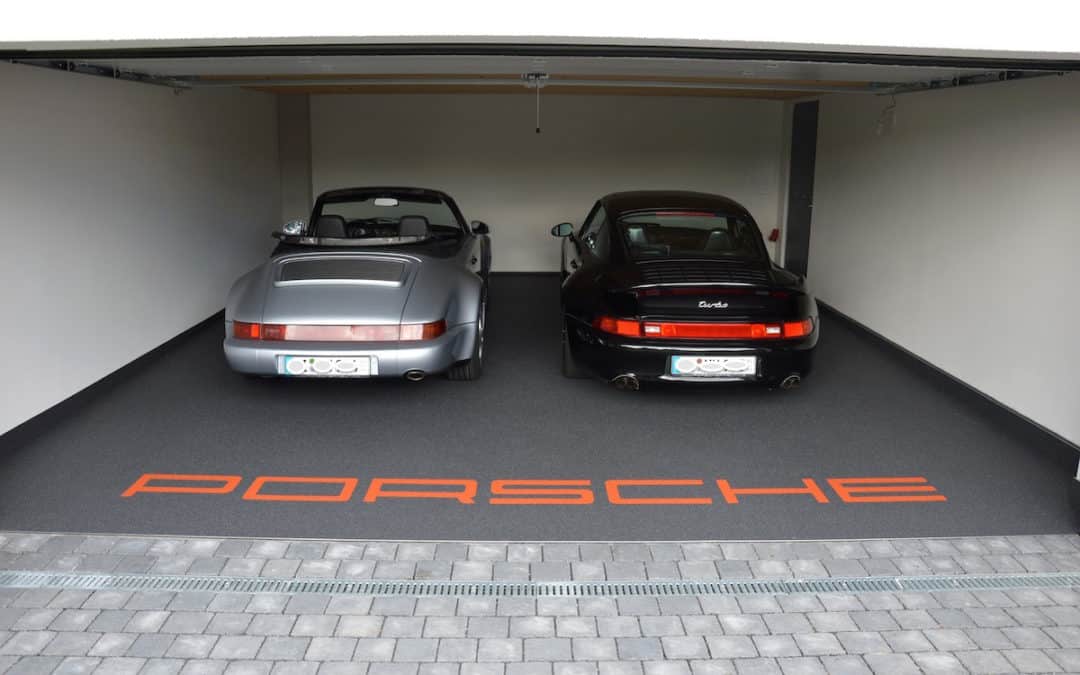 Garage mit Porsche Schriftzug