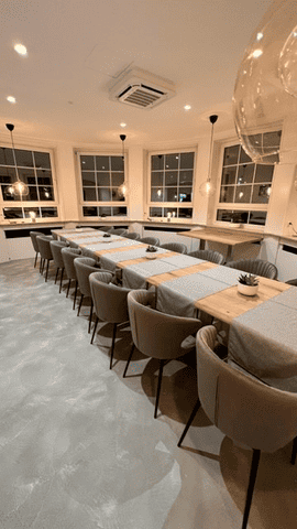 Restaurantboden mit Mikrozement in der Farbe smoke - fugenlos - exklusive Wandbelaege und Bodenbelaege