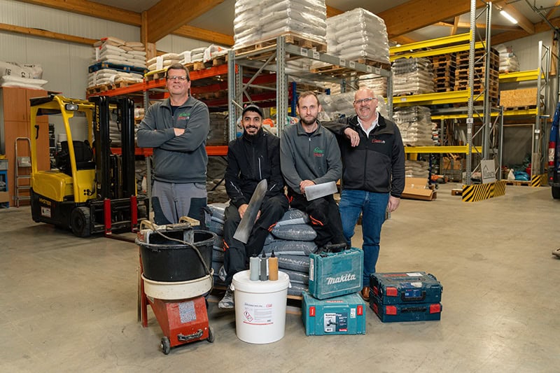 wandbeläge und bodenbeläge -Steinteppich - fugenlos.de - Team fugenlos in Lagerhalle