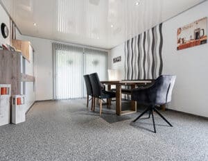 Wohnraum - Esszimmertisch mit Stühlen auf Steinteppich -  fugenlose wandbelaege und bodenbelaege